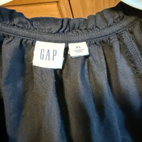 GAP Black XL V-Neck Top Ruffle Neckline Short Sleeve Blouse XL - Picture 2 of 8